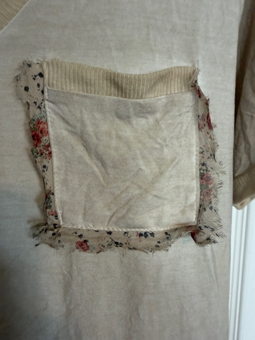 POL NWOT Taupe V‑Neck Short Sleeve Tee with Pocket - Picture 3 of 5